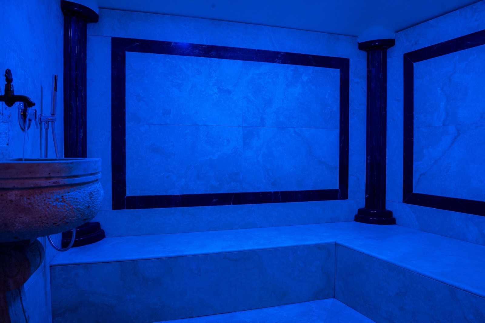 SPA Domus - Sala in marmo con docce emozionali