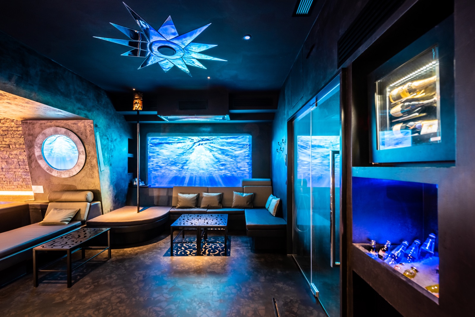 SPA Maya - area lounge con proiezioni e drink fridge