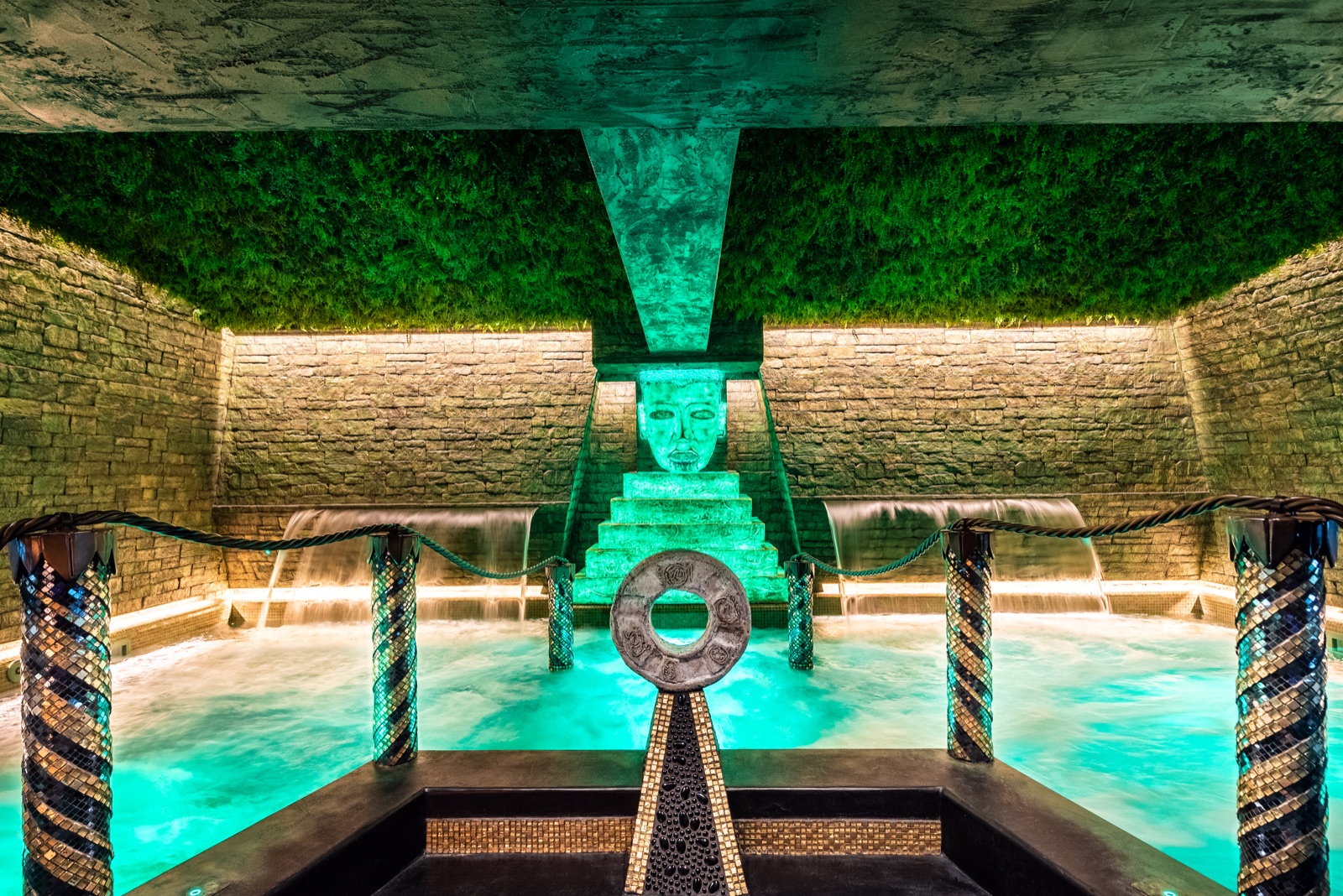 SPA Maya - piscina 32mq con piramide scenografica e mosaico verde, oro e nero al Trilussa Palace Hotel Roma