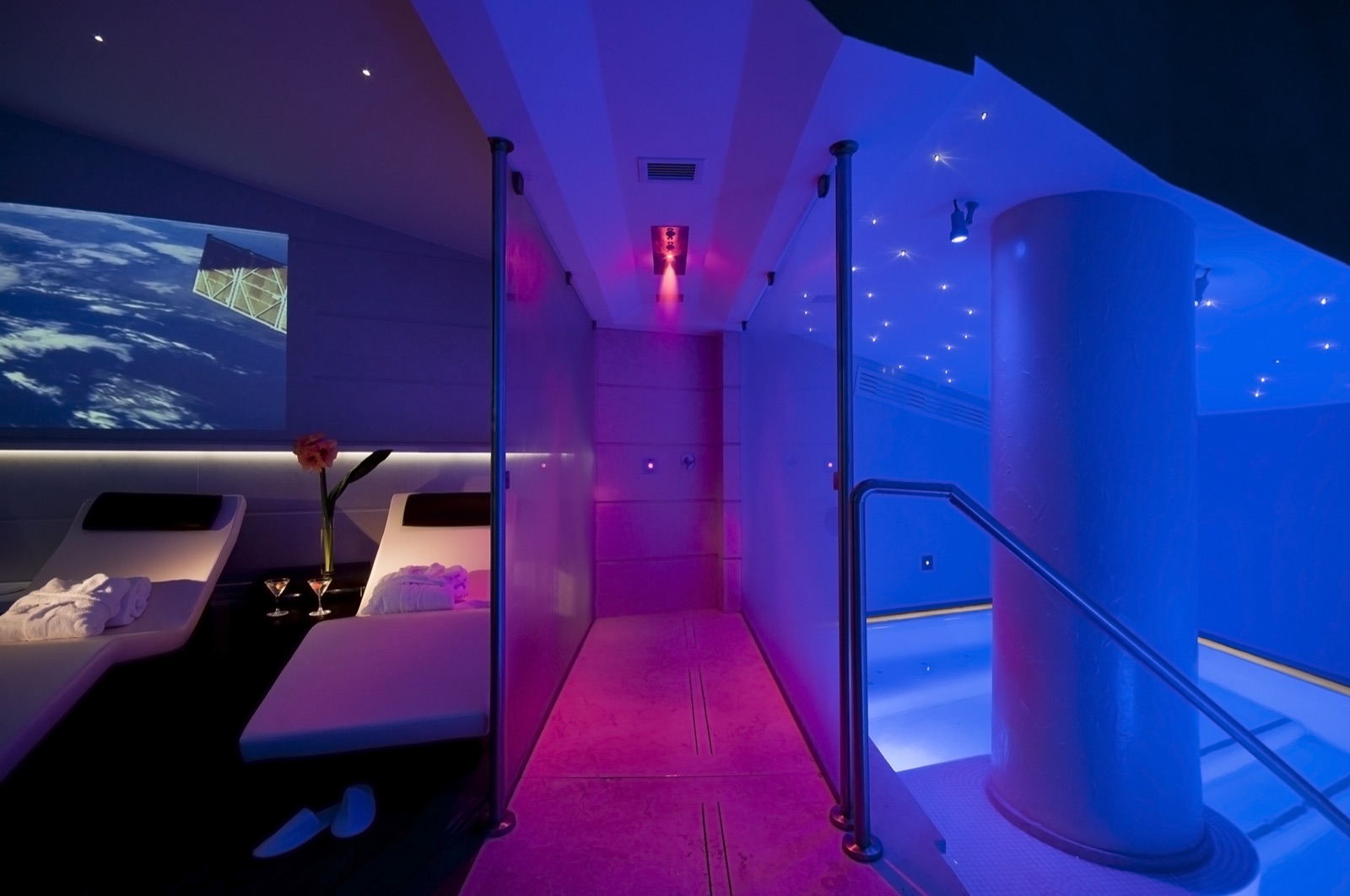 SPA Moon - Piscina con proiezioni colorate a parete